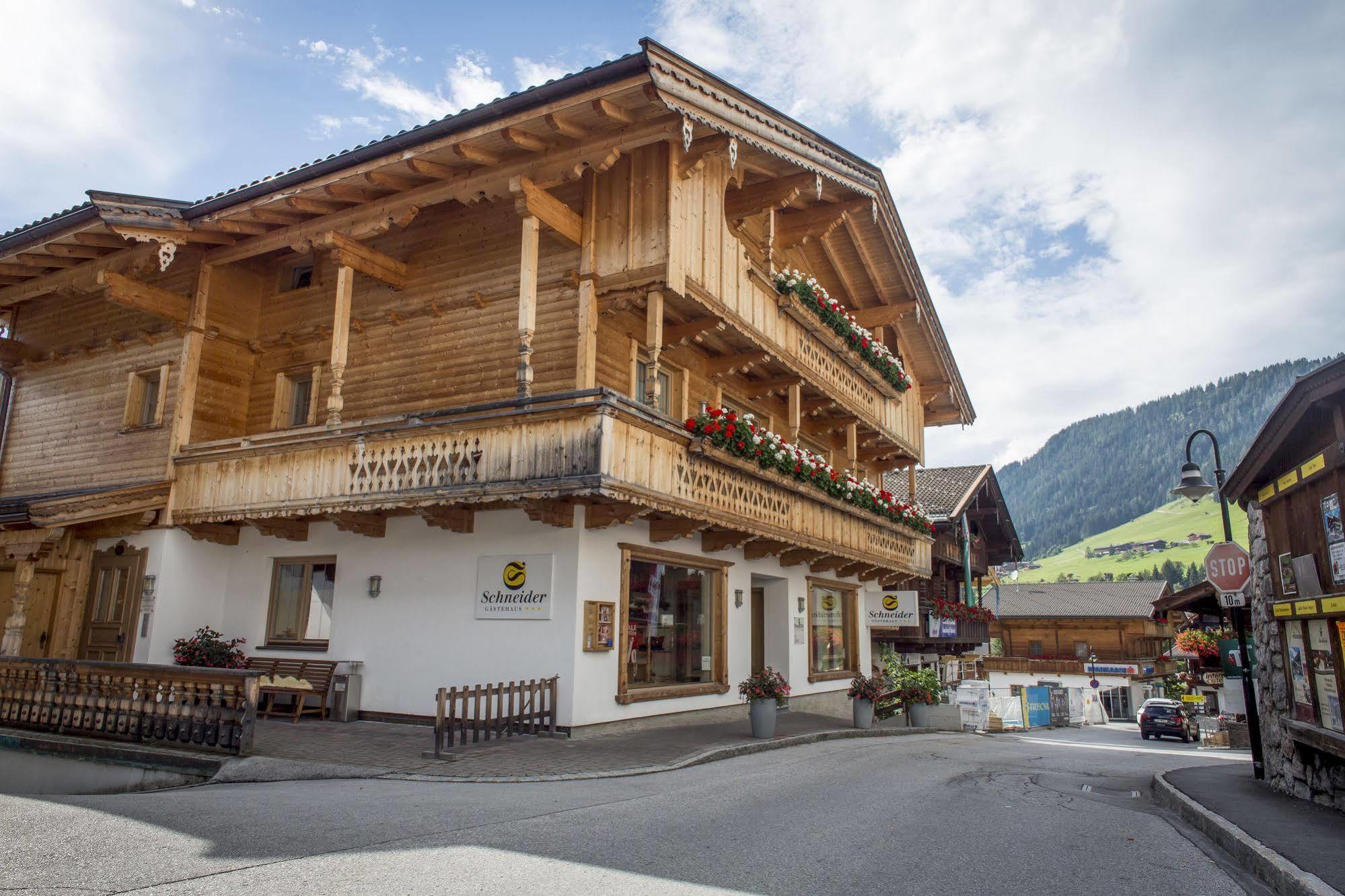 Das Gaestehaus Schneider Am Dorfplatz Альпбах Экстерьер фото